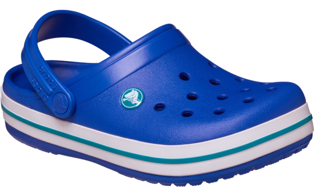Blauer Kunststoff-Clog mit Fersenriemen, Lüftungsöffnungen oben, weißer Sohle mit türkisgrünen Streifen und rundem Logo an der Seite