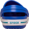 Chaussure Crocs bleue vue de dos, bride blanche avec bande turquoise et logo 'crocs' visible