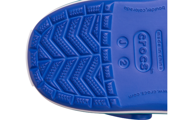 Semelle bleue en plastique d'un sabot vue par dessous, motif de la semelle et logo 'crocs' visibles