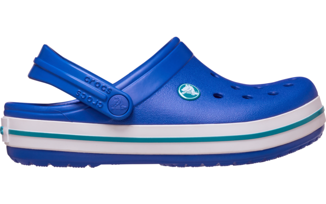 Sabot bleu avec bride au talon, orifices d'aération sur le dessus et semelle blanche avec bande verte, vue de côté sur fond blanc