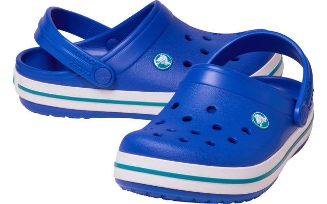 Paire de sabots bleus avec empeignes perforées, brides de talon réglables et semelles blanches à rayures turquoise et vertes