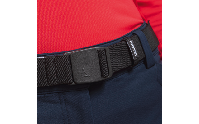 Nahaufnahme eines schwarzen Gürtels mit Kunststoffschnalle an einer dunkelblauen Hose und rotem Oberteil