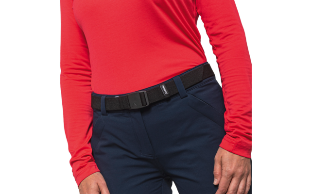 Oberkörper einer Person in rotem Langarmshirt, dunkelblaue Hose und schwarzer Gürtel mit Kunststoffschnalle; Hände seitlich sichtbar