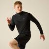 Personne aux cheveux blonds courts portant un haut de sport noir à manches longues et un short noir, pose de course sur fond clair