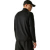 Personne vue de dos, porte une casquette noire, un haut à manches longues noir et un pantalon noir, regarde par-dessus son épaule droite