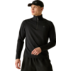 Personne portant un haut noir à manches longues avec une courte fermeture éclair et une casquette noire, regardant vers la gauche, mains près de la taille, porte un short noir