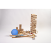 Blauwe bal, diverse houten bouwblokken en houten speelgoed, hoge toren van houten blokken, meerdere houten staven en een springtouw op witte achtergrond