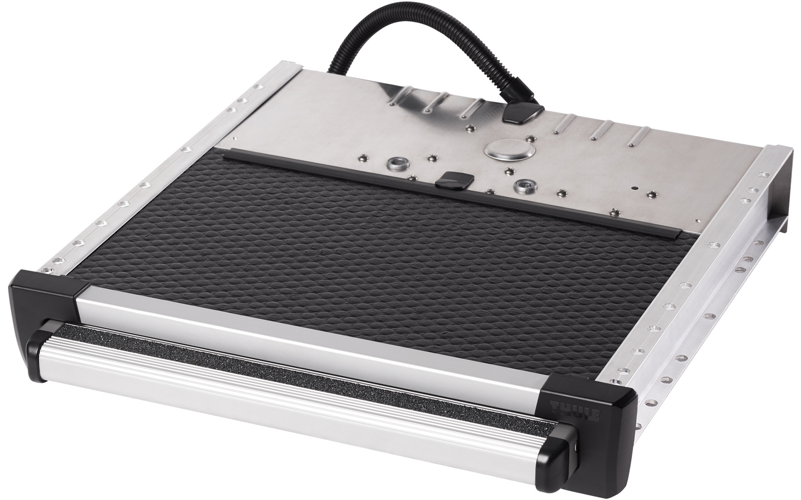 Armazón metálico con superficie negra texturizada, asa frontal plateada con extremos negros, rieles de montaje laterales con orificios y un cable negro