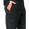 Hand steckt in der Hosentasche einer schwarzen Outdoorhose
