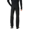 Person trägt schwarze Hose und schwarze Schuhe, nur Beine sichtbar