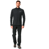 Mann in schwarzem Outdoor-Outfit steht frontal vor weißem Hintergrund