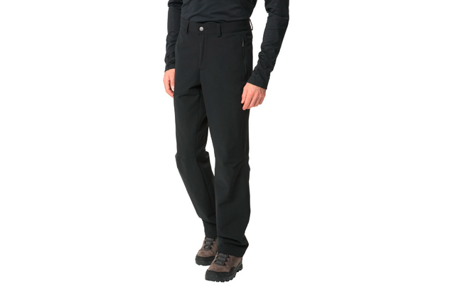 Person trägt schwarze Hose und schwarze Jacke, nur Unterkörper und rechter Arm sichtbar