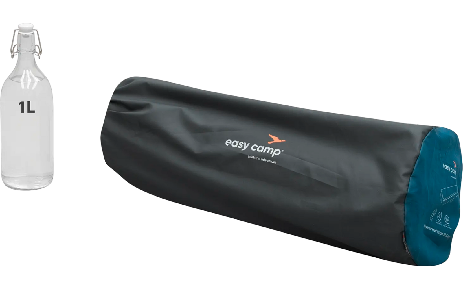 Weiße Flasche neben schwarzer Reisetasche mit blauem Ende