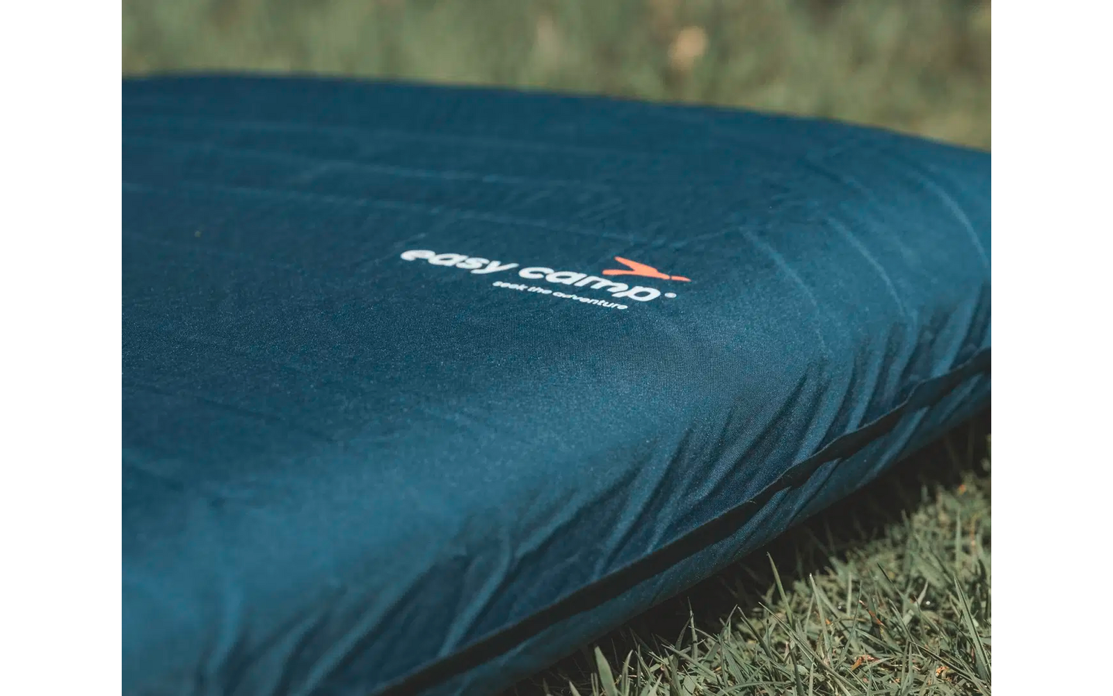 Blaues Sitzkissen mit weißem Schriftzug und orangefarbenem Logo