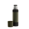 Olivegrüne Thermosflasche mit Becher daneben, silberne Metallkappe oben und schwarzer Boden