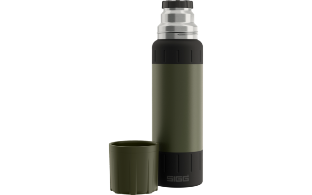 Olivegrüne Thermosflasche mit Becher daneben, silberne Metallkappe oben und schwarzer Boden