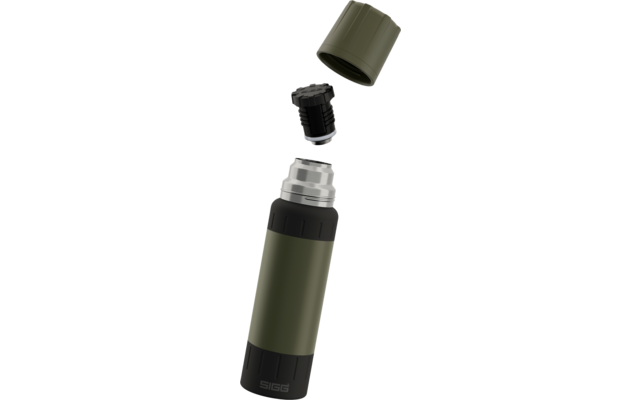 Olivgrüne Thermosflasche stehend, darüber abgesetzter olivgrüner Schraubdeckel, ein schwarzer Verschluss und sichtbarer silberner Flaschenhals