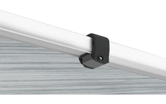 Weiße horizontale Stange mit schwarzer Klemme, hellgraue strukturierte Fläche im Hintergrund