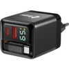 Schwarzes rechteckiges Steckerladegerät mit zwei roten USB-Ports, einem eingesetzten USB‑C-Stecker in einer Frontmulde, digitaler Anzeige '65' mit kleinem 'W'-Symbol, weißem Logo oben und zweipoligem Netzstecker an der Seite