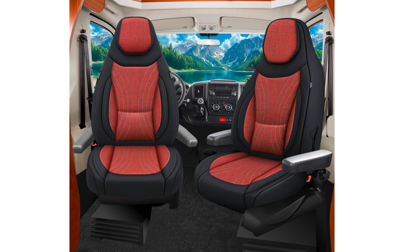Zwei rote und schwarze Vordersitze in einem Fahrzeug mit Armlehnen, Armaturenbrett und sichtbarem Lenkrad; durch die Windschutzscheibe ein Bergsee und Berge
