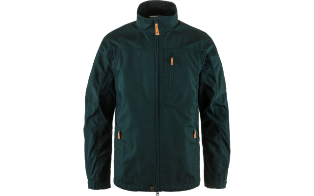 Chaqueta verde oscuro con cuello alto, cremallera frontal, bolsillo en el pecho con cremallera vertical, dos bolsillos inferiores con cremallera y tiradores marrón claro, mangas largas y paneles laterales más oscuros sobre fondo blanco