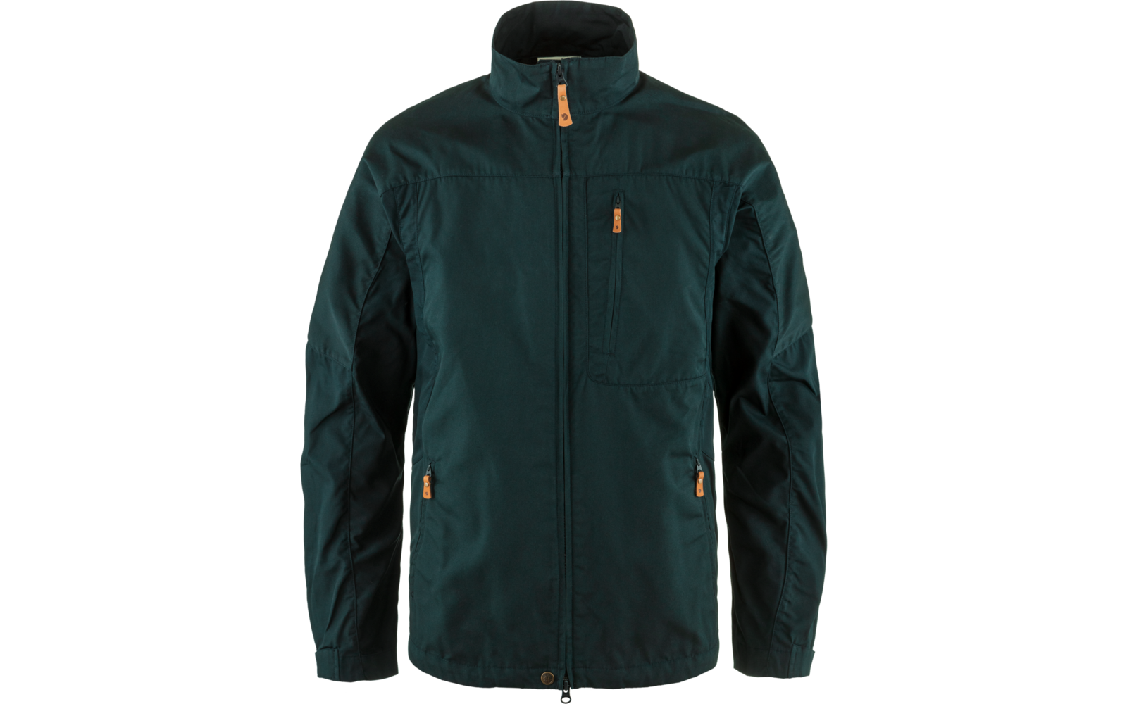 Chaqueta verde oscuro con cuello alto, cremallera frontal, bolsillo en el pecho con cremallera vertical, dos bolsillos inferiores con cremallera y tiradores marrón claro, mangas largas y paneles laterales más oscuros sobre fondo blanco