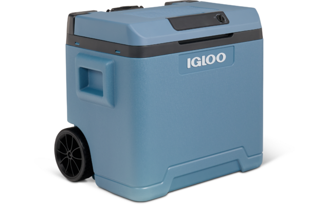 Hellblaue rollbare Kühlbox mit schwarzem Deckelrand und Griff, zwei Rädern links und weißem "IGLOO"-Logo auf der Vorderseite