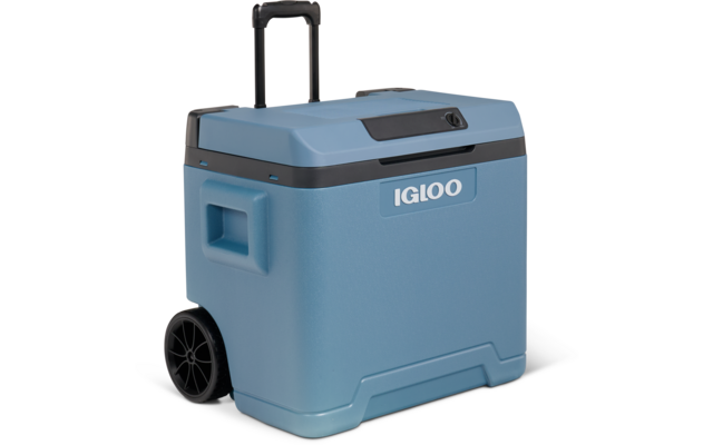 Hellblaue Kunststoff-Kühlbox auf zwei Rädern mit ausgezogenem Teleskopgriff und sichtbarem "IGLOO"-Logo