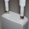 Wit apparaat met twee witte antennes op een grijze achtergrond