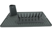 Graugrünes Kunststoffplateau mit gerillter Oberfläche, separatem Einsatz mit senkrechten Schlitzen und aufrecht stehendem Behälter