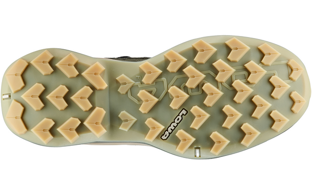 Sohle eines Schuhs mit tiefem Profil und rautenförmigen Stollen