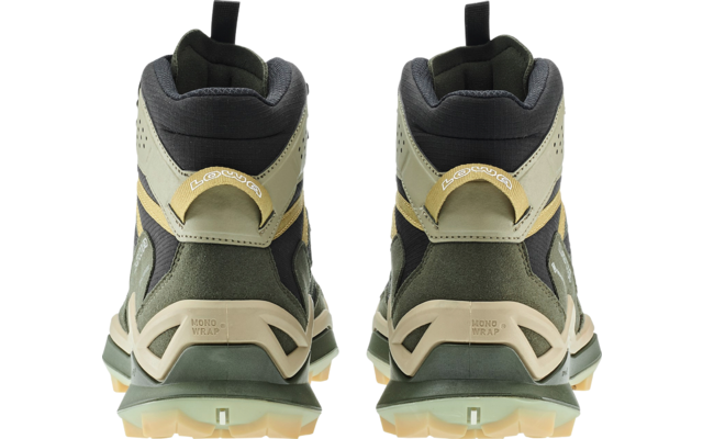 Zijaanzicht van de achterkant van twee bruin-groene wandelschoenen met zwarte en beige accenten