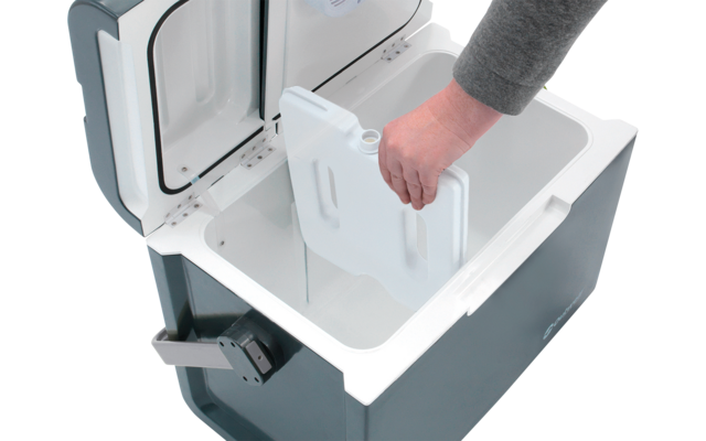 Frigo portatile grigio con coperchio aperto; una mano solleva un inserto bianco rimovibile dall'interno chiaro