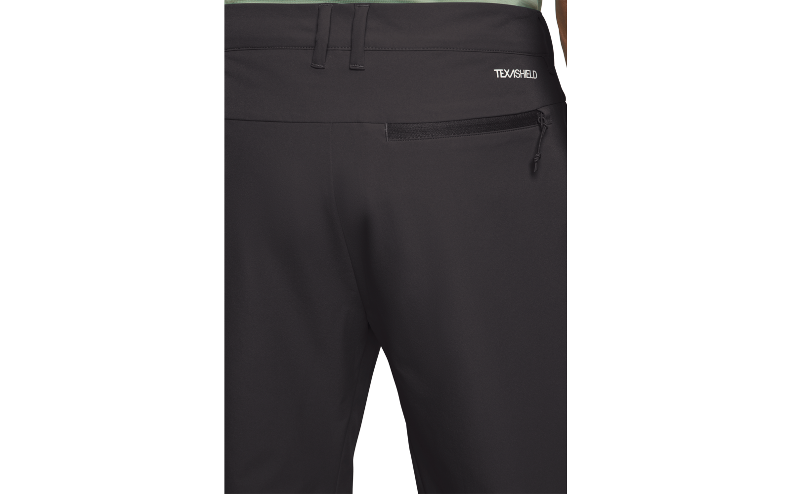 Vista trasera de una persona con pantalones negros con un bolsillo con cremallera