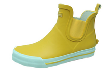 Gelber Gummistiefel mit weißer Sohle