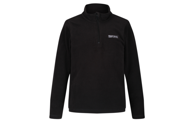 Zwarte fleece trui met halve ritssluiting en klein wit logo op de borst