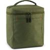 Bolsa rectangular de tela color verde oliva con asa superior, cierre de cremallera alrededor con dos tiradores, patrón tejido sutil y costuras naranjas, sobre fondo blanco