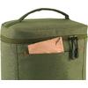 Bolsa rectangular verde oliva con asa superior, bolsillo frontal con un estuche beige parcialmente visible, dos tiradores de cremallera con detalles naranjas
