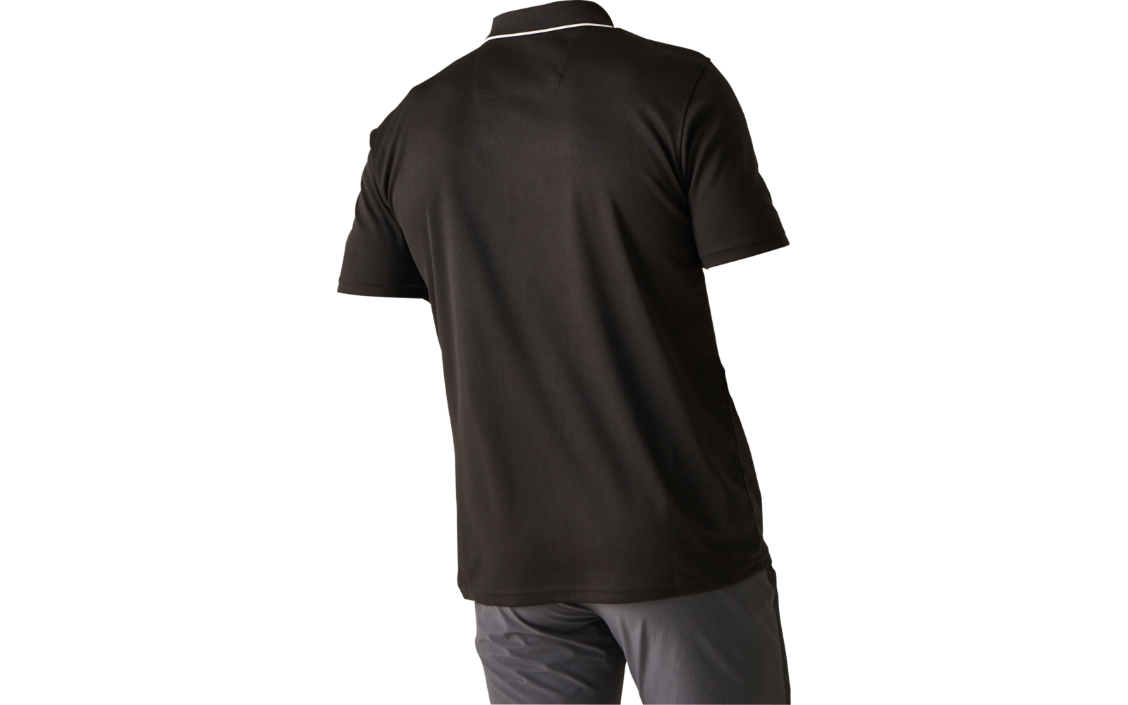 Vista posteriore di una persona con una polo nera e pantaloni grigi