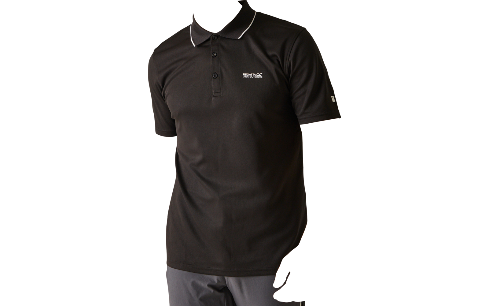 Polo nero con collo e tre bottoni, piccolo logo testuale bianco sul petto sinistro, piping bianco sul colletto; visibile la parte superiore di pantaloni grigi