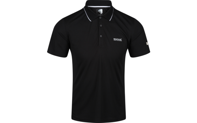 Zwart poloshirt, vooraanzicht, polokraag met drie knopen, witte bies op de kraag, wit logo op de linkerborst, klein label aan de linkermouw, witte achtergrond