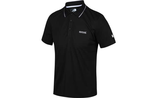 Zwart poloshirt met korte mouwen, witte bies op de kraag, drie knopen en klein wit logo op de linkerborst