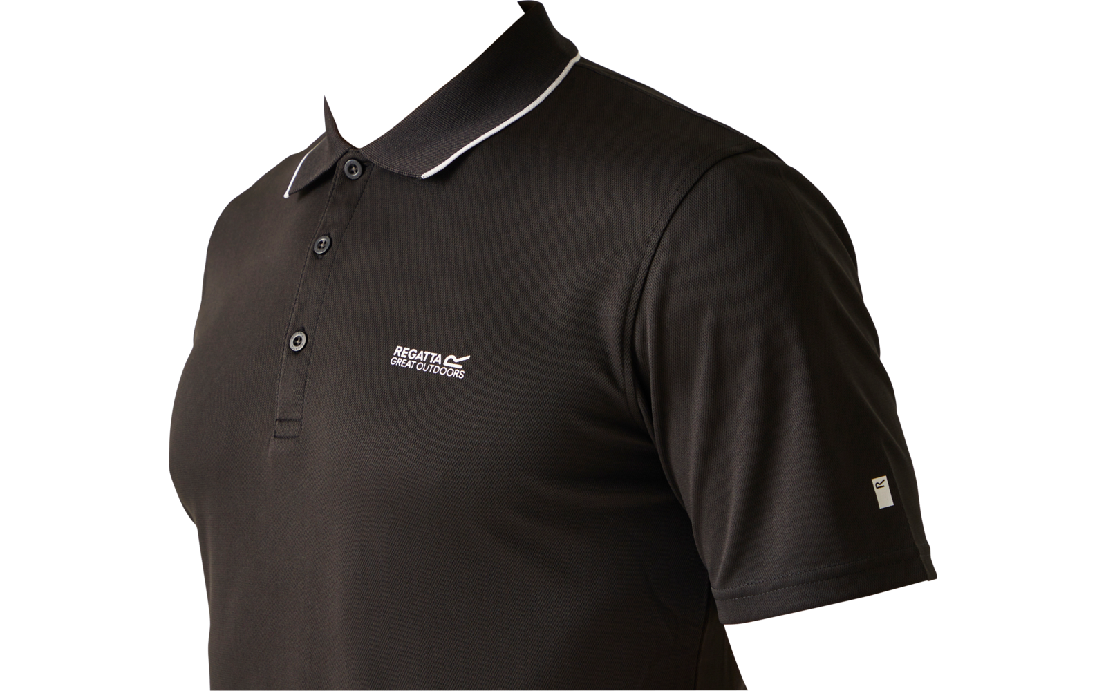 Bovenlichaam van een persoon in een zwart poloshirt met witte rand bij de kraag, drie knopen, wit borstlogo en klein wit label op de mouw; gedeeltelijk gezicht met mond en kin