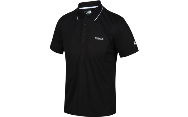 Schwarzes Polohemd mit kurzen Ärmeln, weißer Paspel am Kragen, drei Knöpfe und kleines weißes Logo auf der linken Brust