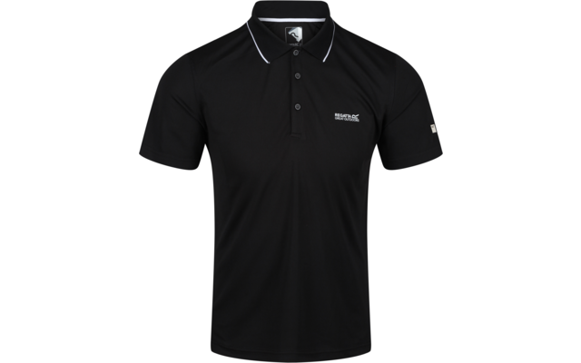 Schwarzes Poloshirt, Vorderansicht, Polokragen mit drei Knöpfen, weiße Paspel am Kragen, weißes Logo auf linker Brust, kleines Etikett am linken Ärmel, weißer Hintergrund