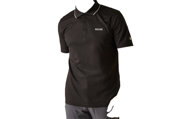 Polo nero con collo e tre bottoni, piccolo logo testuale bianco sul petto sinistro, piping bianco sul colletto; visibile la parte superiore di pantaloni grigi