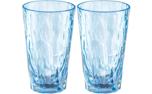 Twee blauwe drinkglazen van glas