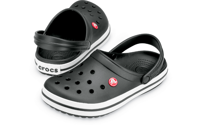 Schwarze Crocs Schuhe mit weißen Sohlen und Belüftungslöchern