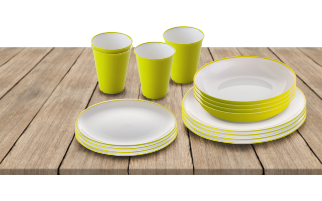 Meerdere geel-witte borden en bekers staan op een houten tafel