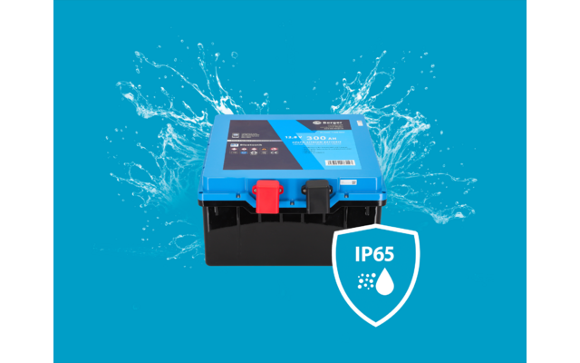 Kleine blaue Drohne mit Propellern auf einer weißen Wasseroberfläche